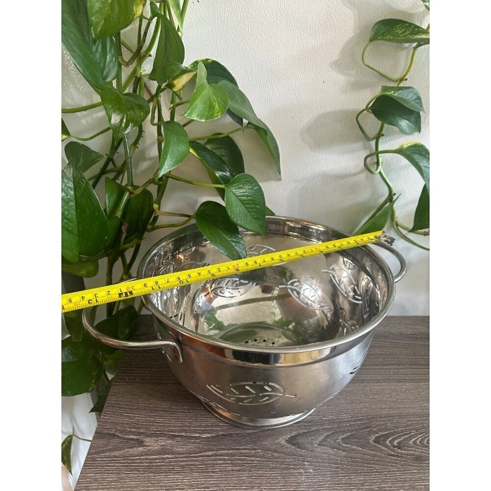 Stainless Steel Leaf-Pattern Colander with Handles - Picture 3 of 10